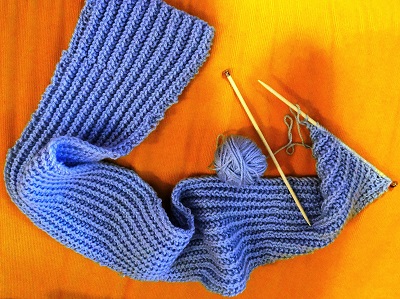 Lynda’s simple blue scarf made with bamboo knitting needles