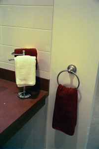 Contrasting towels in bathroom