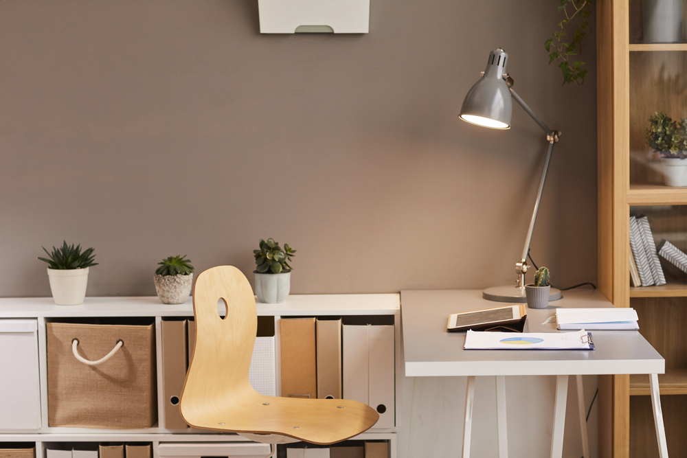 Flexible arm task lighting on a desk