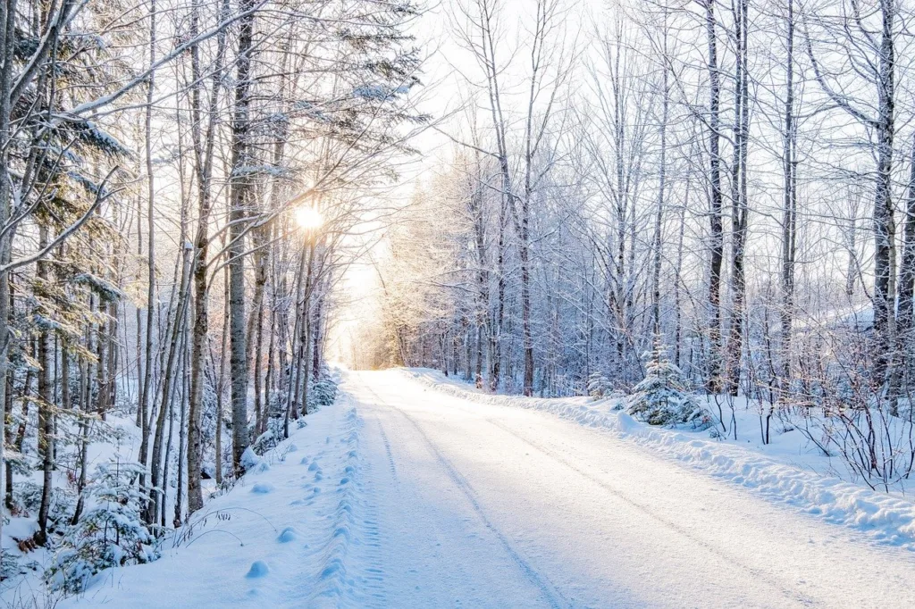 Snow creates low contrast on this road